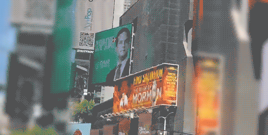 Imagen de Omar Fernández en Times Square desata especulación sobre 2028