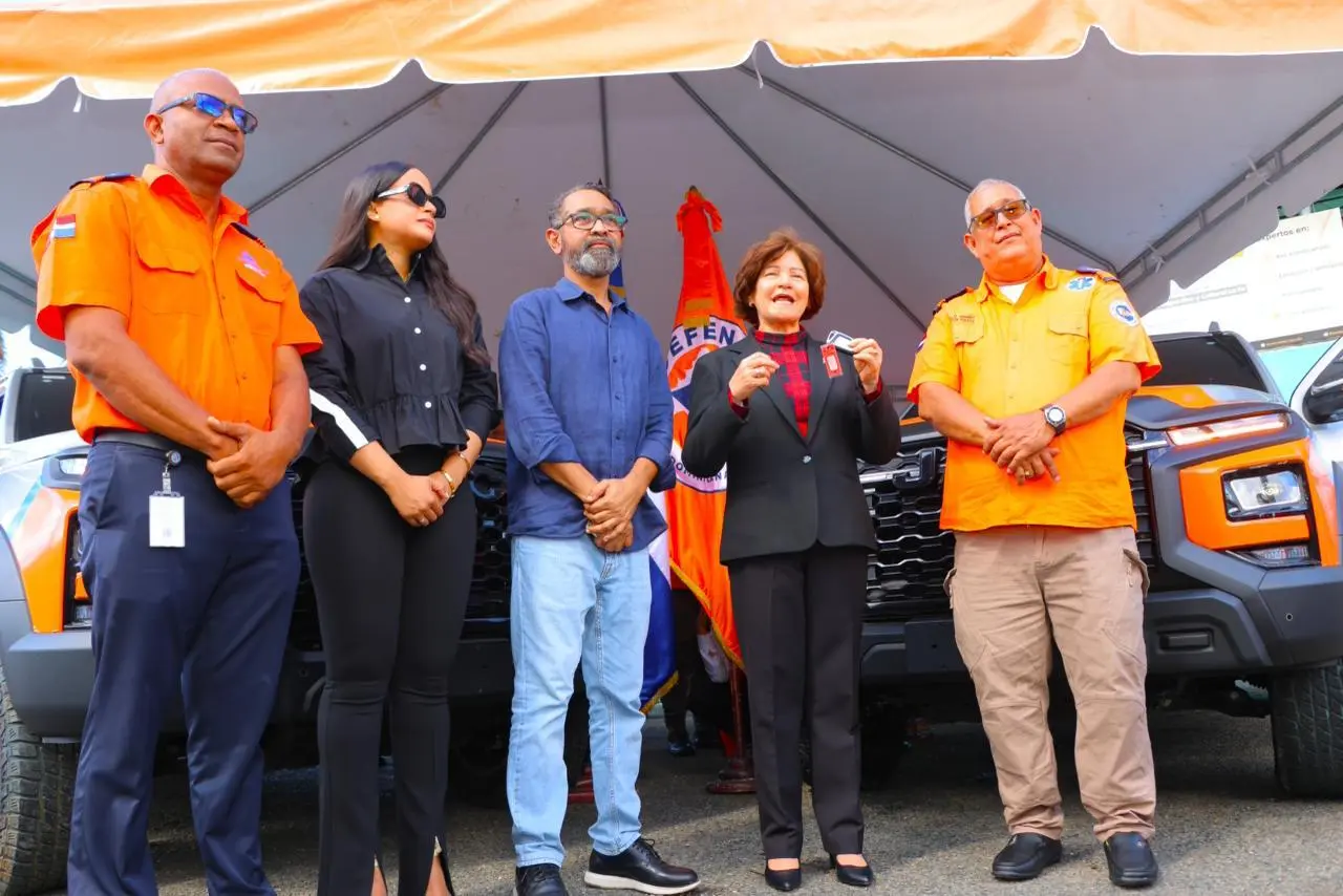 Interior y Policía dona dos camionetas a la Defensa Civil para operativo navideño