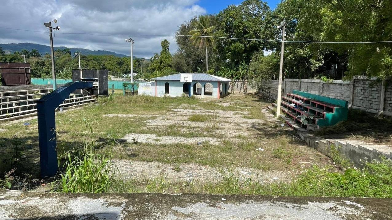 Alcaldía de Guananico recibe fondos para concluir construcción de cancha municipal