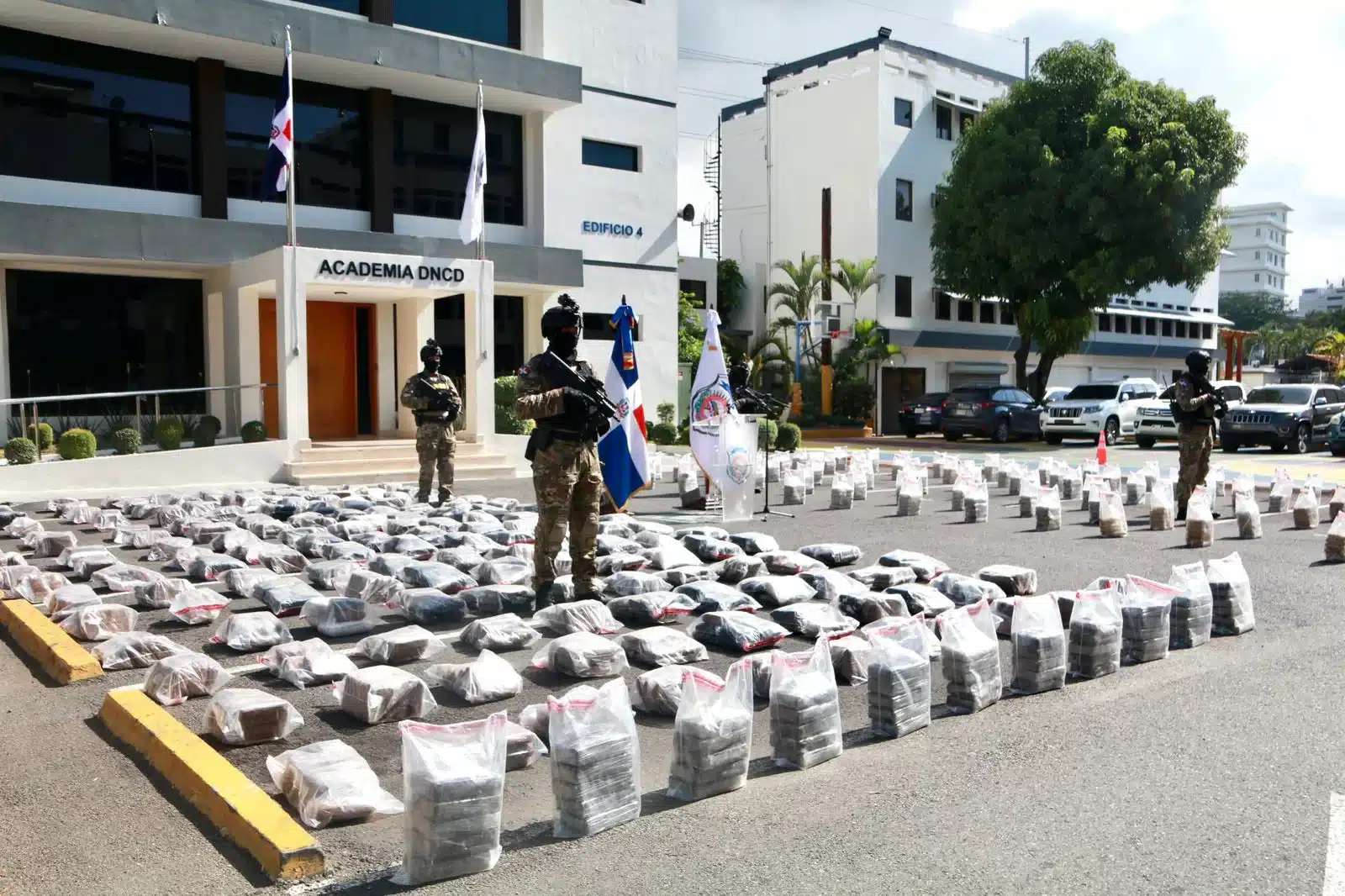 Incautan 978 paquetes de cocaína y arrestan a tres hombres en narcolancha