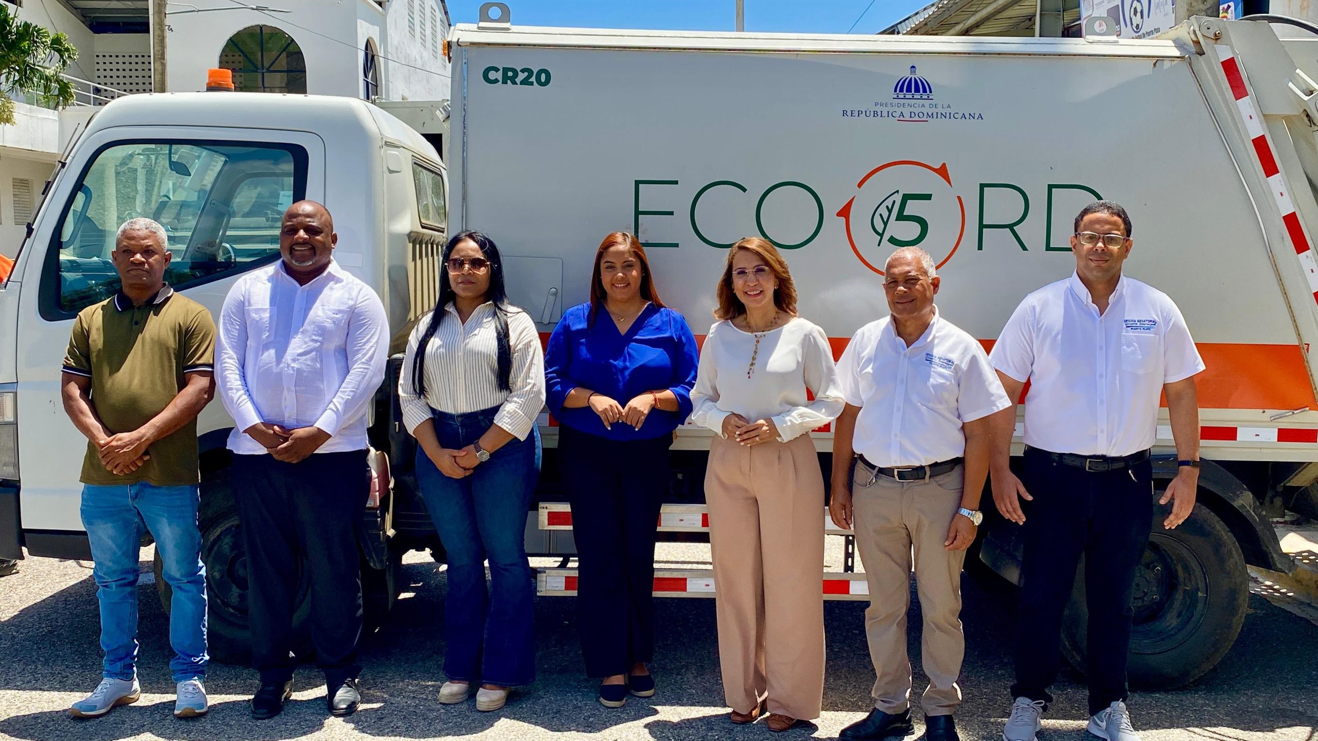 Ayuntamiento de Puerto Plata recibe apoyo de Eco5RD con cinco camiones para fortalecer recogida de basura